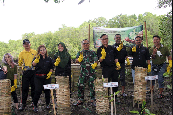 General Manager QNET Indonesia, Ganang Rindarko (kanan) dan Komandan Kodim (Dandim) 1611 Badung, Kol. Inf Dodi Triyo Hadi melakukan penanaman bakau.