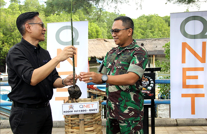 General Manager QNET Indonesia, Ganang Rindarko (kanan) dan Komandan Kodim (Dandim) 1611 Badung, Kol. Inf Dodi Triyo Hadi melakukan penanaman bakau.