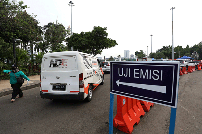 Petugas melakukan uji emisi kendaraan bermotor di kawasan Jakarta Pusat, Selasa (14/6/2022).