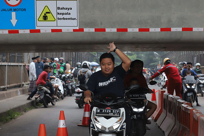 Petugas mengatur lalu lintas kendaraan yang melintas di Jembatan Antelope, Curug, Bekasi, Jawa Barat, Rabu (15/6/2022).