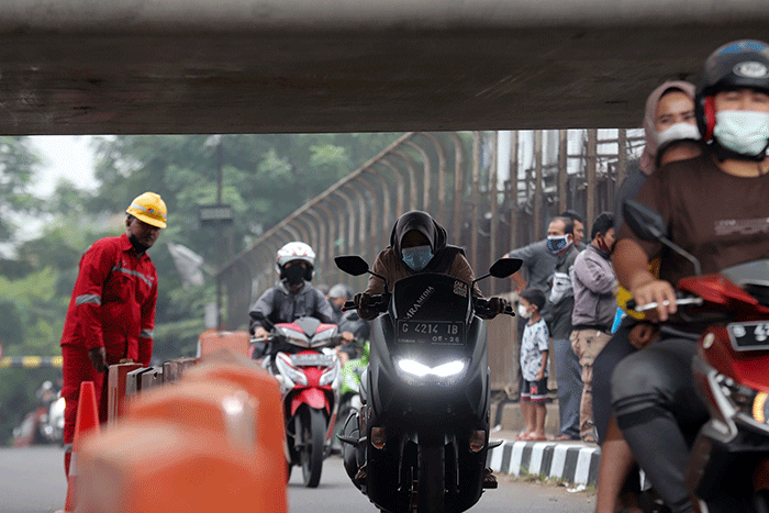Petugas mengatur lalu lintas kendaraan yang melintas di Jembatan Antelope, Curug, Bekasi, Jawa Barat, Rabu (15/6/2022).