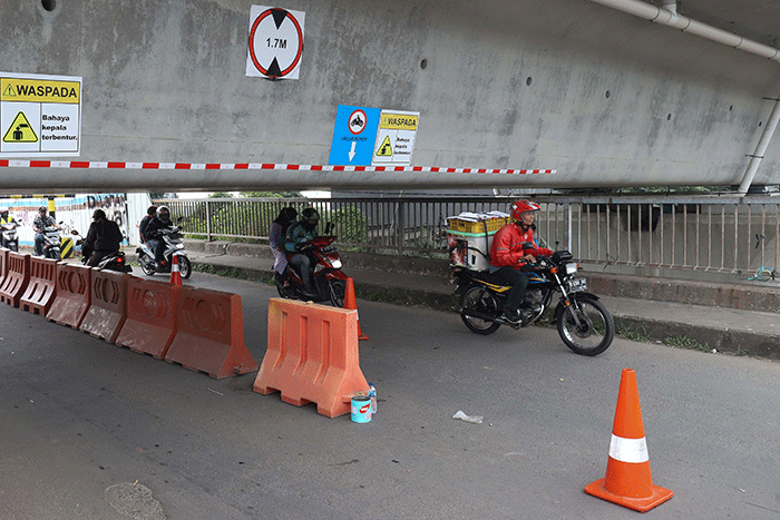 Petugas mengatur lalu lintas kendaraan yang melintas di Jembatan Antelope, Curug, Bekasi, Jawa Barat, Rabu (15/6/2022).