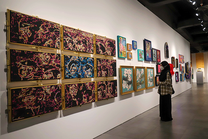 Pengunjung melihat karya pada instalasi seni yang di pamerkan di Distrik Seni Sarinah, Jakarta Pusat, Rabu (15/6/2022).