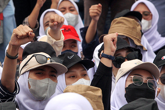 Ribuan buruh melakukan aksi unjuk rasa di depan gedung DPR, Jakarta, Rabu (15/6/2022).