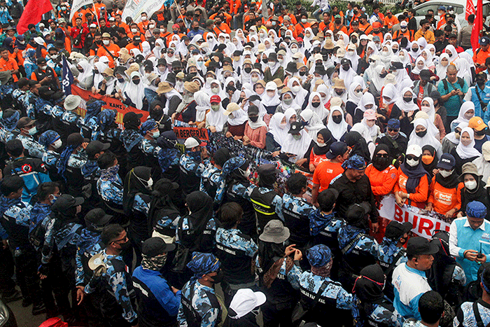 Ribuan buruh melakukan aksi unjuk rasa di depan gedung DPR, Jakarta, Rabu (15/6/2022).