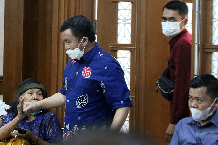 Dua mantan pemeriksa Pajak Direktorat Jenderal Pajak Kementerian Keuangan terdakwa Wawan Ridwan dan Alfred Simanjuntak menjalani sidang vonis.