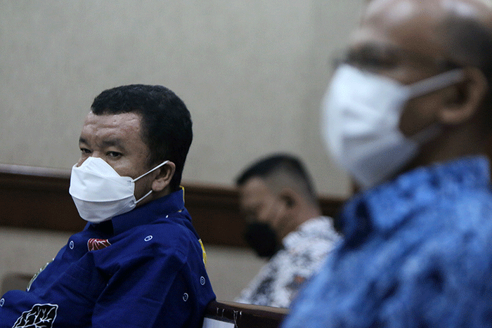 Dua mantan pemeriksa Pajak Direktorat Jenderal Pajak Kementerian Keuangan terdakwa Wawan Ridwan dan Alfred Simanjuntak menjalani sidang vonis.