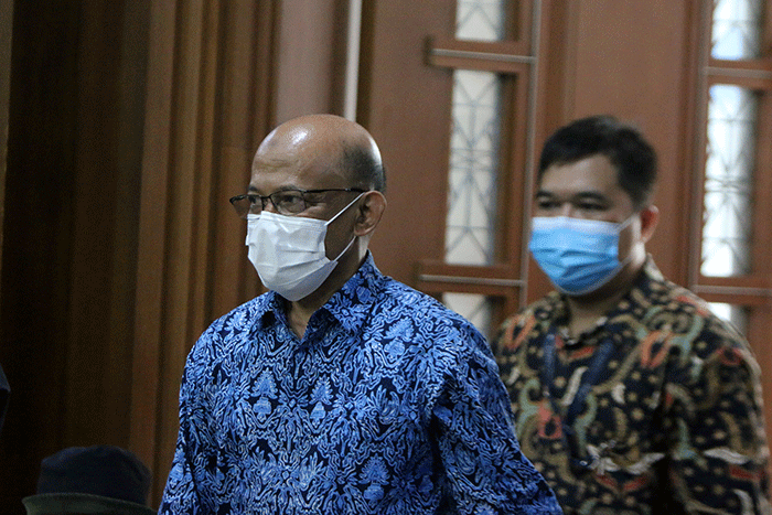 Dua mantan pemeriksa Pajak Direktorat Jenderal Pajak Kementerian Keuangan terdakwa Wawan Ridwan dan Alfred Simanjuntak menjalani sidang vonis.