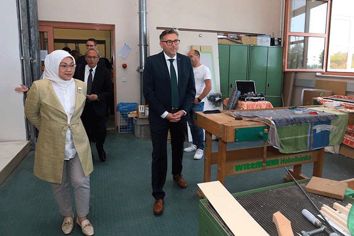 Dalam melakukan lawatan ke negara Swiss, Menteri Ketenagakerjaan Ida Fauziyah mengunjungi Pusat Pelatihan Vokasi WIFI Burgenland di Eisenstadt, Austria.