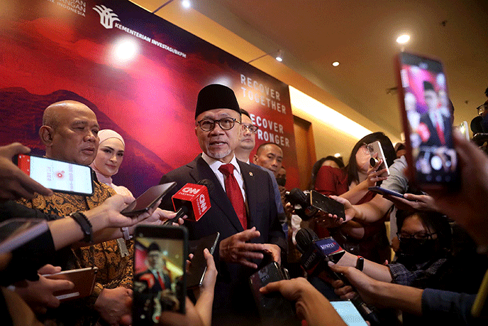 Menteri Perdagangan Zulkifli Hasan didampingi Wamendag Jerry Sambuaga menjawab pertanyaan wartawan usai mengikuti serah terima jabatan menteri perdagangan.