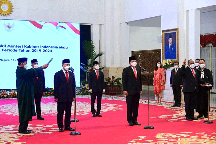 Presiden Joko Widodo resmi melantik dua figur menteri dan tiga figur wakil menteri Kabinet Indonesia Maju untuk sisa masa jabatan periode tahun 2019-2024.