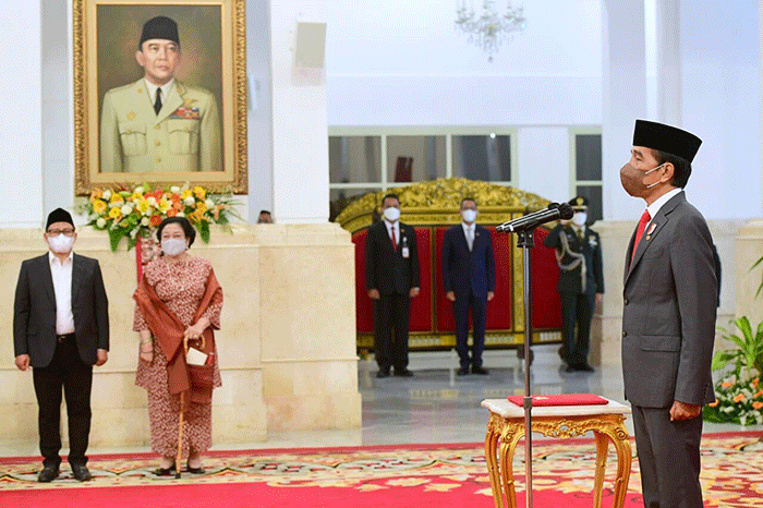 Presiden Joko Widodo resmi melantik dua figur menteri dan tiga figur wakil menteri Kabinet Indonesia Maju untuk sisa masa jabatan periode tahun 2019-2024.