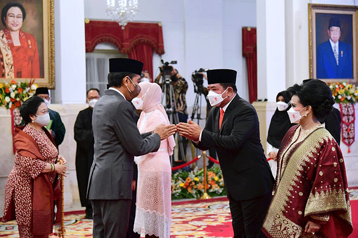 Presiden Joko Widodo resmi melantik dua figur menteri dan tiga figur wakil menteri Kabinet Indonesia Maju untuk sisa masa jabatan periode tahun 2019-2024.