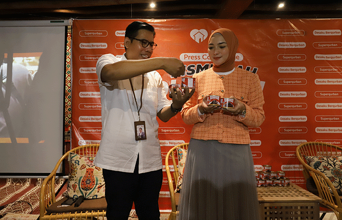 CEO Rumah Zakat Nur Efendi (kiri) dan Donatur & Brand Ambassador Superqurban Citra Kirana berbincang disela jumpa pers di Jakarta, Rabu (15/6/2022).