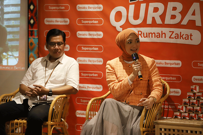CEO Rumah Zakat Nur Efendi (kiri) dan Donatur & Brand Ambassador Superqurban Citra Kirana berbincang disela jumpa pers di Jakarta, Rabu (15/6/2022).