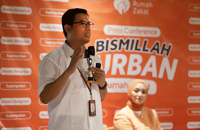CEO Rumah Zakat Nur Efendi (kiri) dan Donatur & Brand Ambassador Superqurban Citra Kirana berbincang disela jumpa pers di Jakarta, Rabu (15/6/2022).