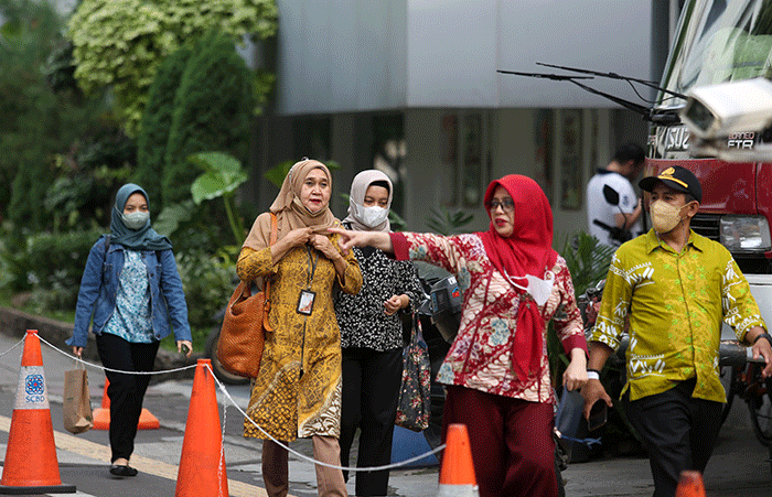 Sejumlah Pegawai Negeri Sipil (PNS) lingkup Pemprov DKI Jakarta berjalan saat pulang kerja di Balai Kota, Jakarta, Kamis (16/6/2022).