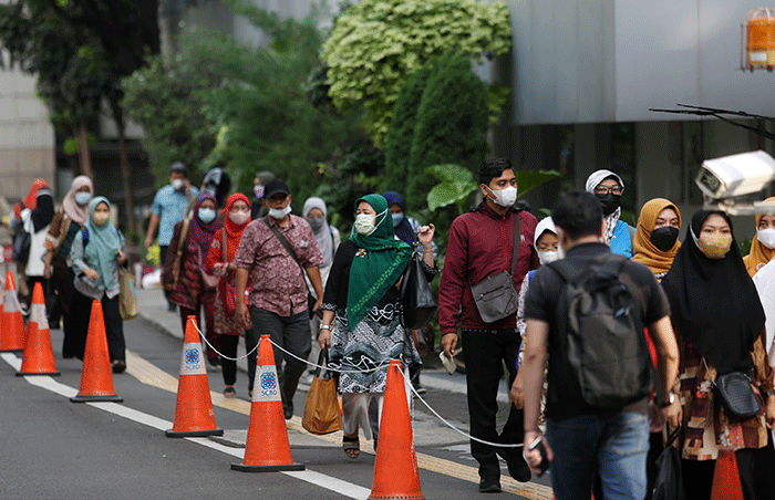 Sejumlah Pegawai Negeri Sipil (PNS) lingkup Pemprov DKI Jakarta berjalan saat pulang kerja di Balai Kota, Jakarta, Kamis (16/6/2022).