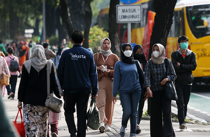 Sejumlah Pegawai Negeri Sipil (PNS) lingkup Pemprov DKI Jakarta berjalan saat pulang kerja di Balai Kota, Jakarta, Kamis (16/6/2022).