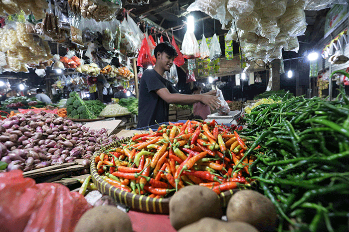 Pedagang merapikan dagangannya di Pasar Kecapi, Kota Bekasi, Jawa Barat, Kamis (16/6/2022).