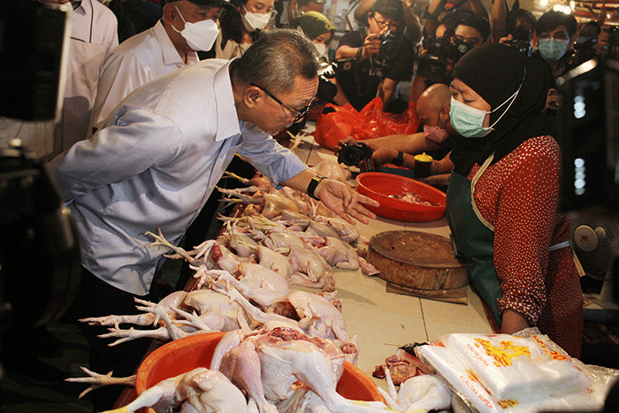 Menteri Perdagangan (Mendag) Zulkifli Hasan saat meninjau Pasar Cibubur, Jakarta Timur, Kamis (16/6/2022).