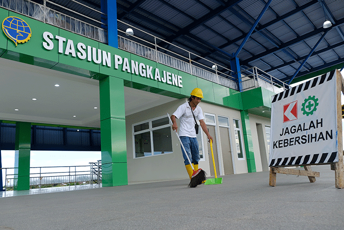 Suasana Proyek Pengerjaan stasiun kereta api Pangkajene, Kabupaten Pangkep, Kamis (16/6/2022).