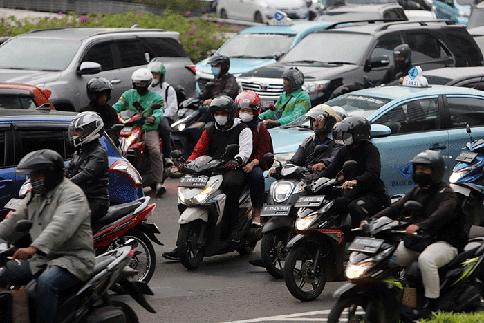 Pengendara sepeda motor melintas di Jalan MH Thamrin, Jakarta Pusat, Jumat (17/6/2022).
