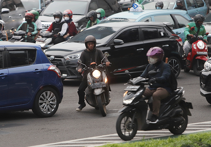 Pengendara sepeda motor melintas di Jalan MH Thamrin, Jakarta Pusat, Jumat (17/6/2022).