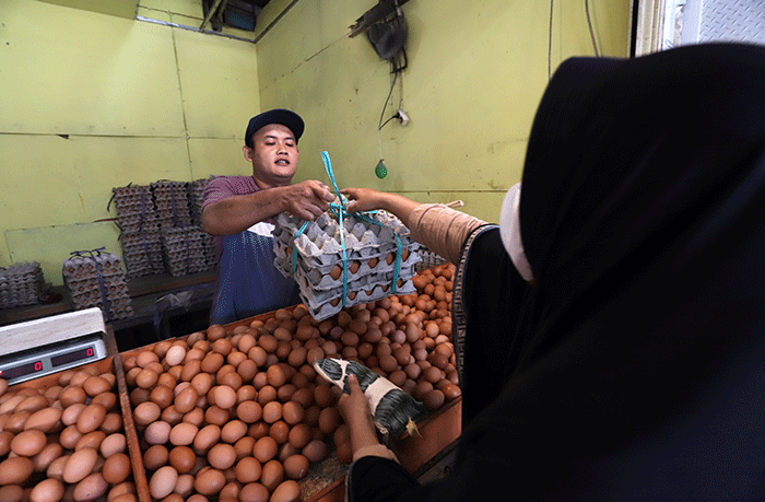 Pedagang telur melayani pembeli di kawasan Pondok Melati, Kota Bekasi, Jawa Barat, Jumat (17/6/2022).