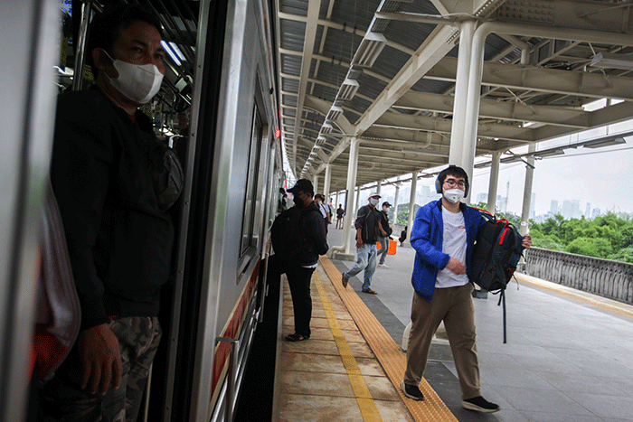 Sejumlah penumpang menunggu kedatangan kereta Commuter Line di Stasiun Matraman, Jakarta Timur, Jumat (17/6/2022).