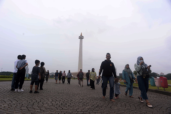 Wisatawan mengunjungi Monumen Nasional (Monas), Jakarta, Jumat (17/6/2022).