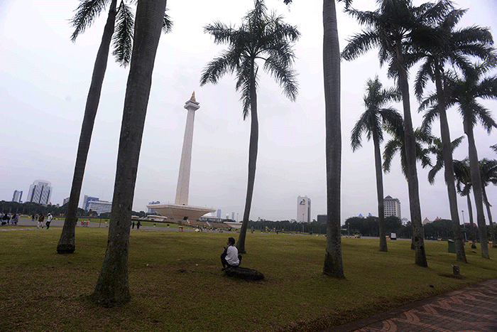 Wisatawan mengunjungi Monumen Nasional (Monas), Jakarta, Jumat (17/6/2022).