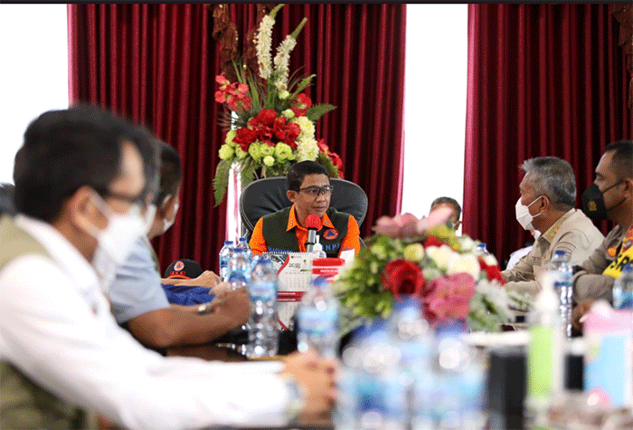 Kepala BNPB Letjen TNI Suharyanto memimpin Rapat Koordinasi Percepatan Penanganan Bencana Abrasi Pantai di Kantor Bupati Minahasa Selatan, Sulawesi Utara.