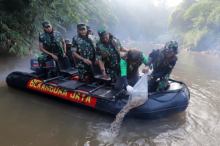 Presiden Direktur PT PPLI Yoshiaki Chida bersama Kasdam Jaya Brigjen TNI Edy Sutrisno saat melakukan susur sungai dalam acara GEBER untuk Ciliwung Bersih.