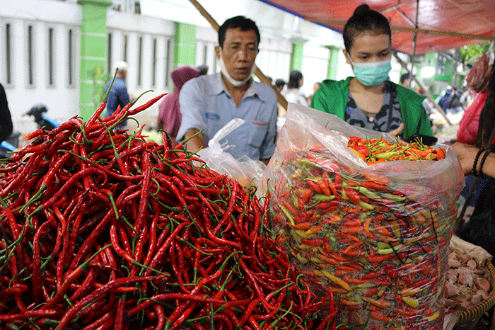 Pedagang melayani pembeli di kawasan Pasar Inpres Serdang Kemayoran, Jakarta, Sabtu (18/6/2022).