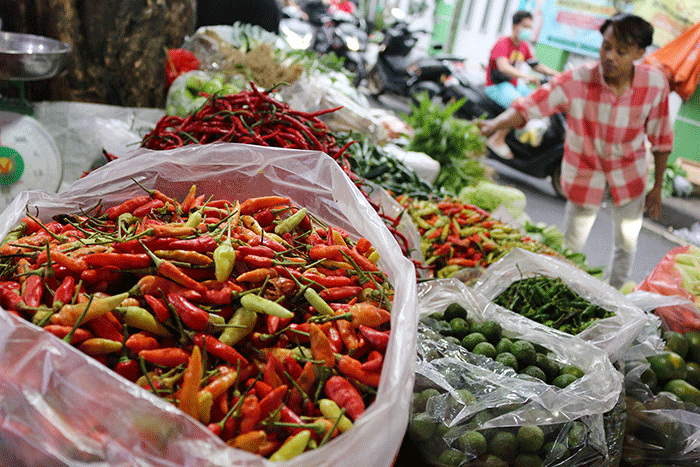 Pedagang melayani pembeli di kawasan Pasar Inpres Serdang Kemayoran, Jakarta, Sabtu (18/6/2022).