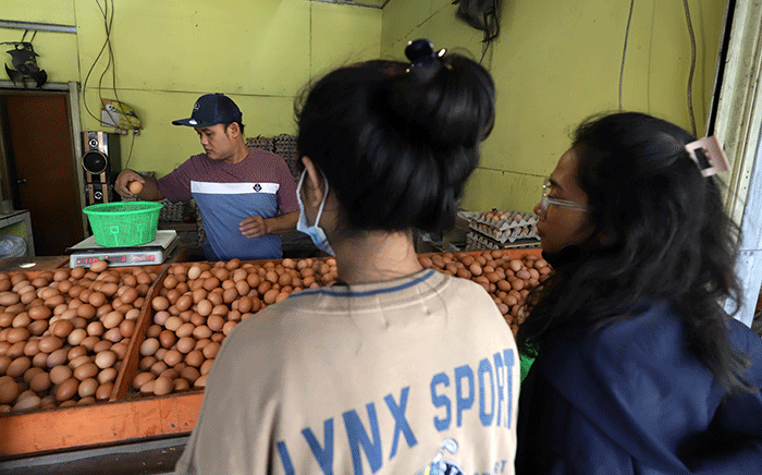 Pembeli memilih telur di kawasan Kota Bekasi, Jawa Barat, Jumat (17/6/2022).