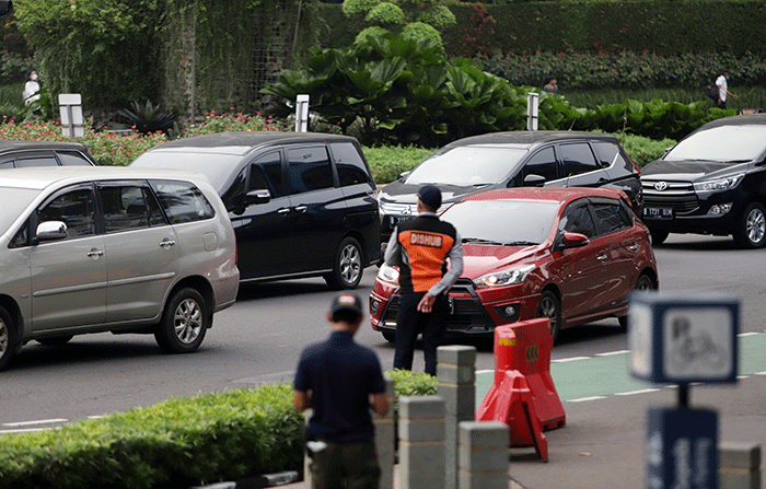 Pengendara melintas di kawasan Bundaran Hotel Indonesia, Jakarta Pusat, Jumat (17/6/2022).