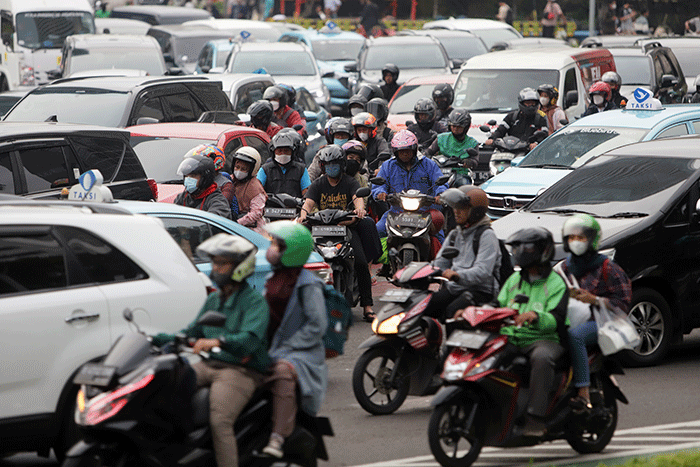 Pengendara melintas di kawasan Bundaran Hotel Indonesia, Jakarta Pusat, Jumat (17/6/2022).