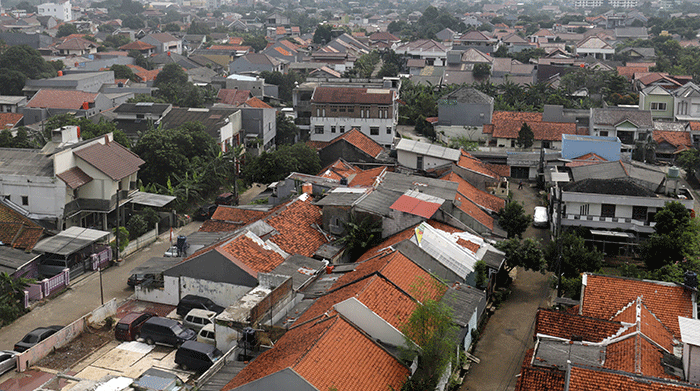 Deretan permukiman warga terlihat dari ketinggian di kawasan Kota Bekasi, Jawa Barat, Sabtu (18/6/2022).