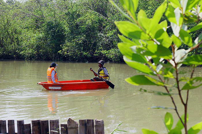 Petugas kawasan Edu-ekowisata Mangrove menaiki perahu berbahan dasar plastik daur ulang Polyethylene di kawasan Edu-ekowisata Mangrove Patikang Lestari.