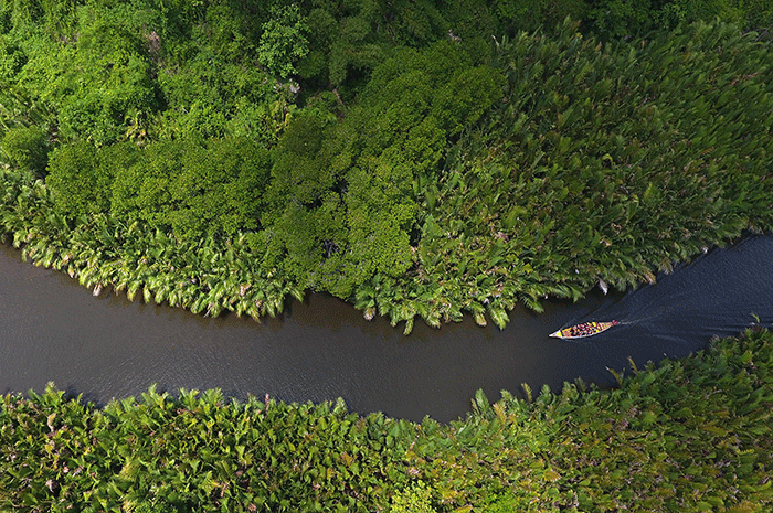 Wisatawan mancanegara dan lokal melintas di area desa wisata Rammang-Rammang yang berada dalam kawasan Geopark Maros-Pangkep di Kabupaten Maros.