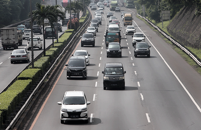 Pengendara melintas di jalan tol Jagorawi kawasan Jakarta Timur, Senin (20/6/2022).