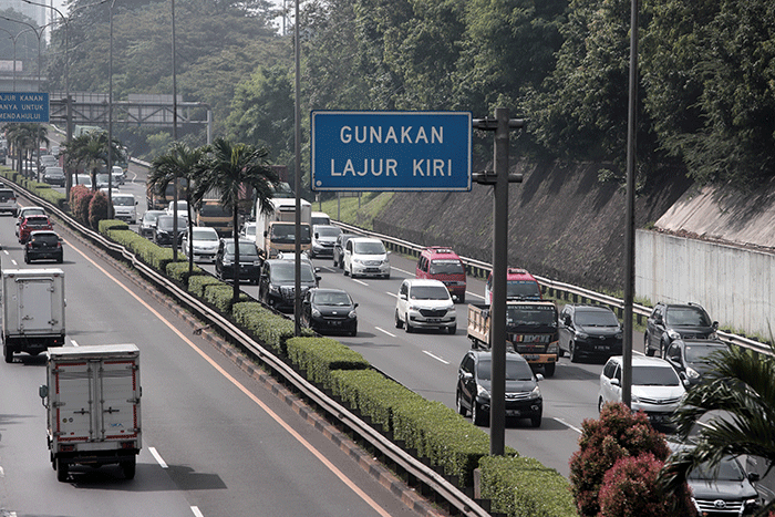 Pengendara melintas di jalan tol Jagorawi kawasan Jakarta Timur, Senin (20/6/2022).