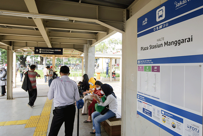Sejumlah penumpang saat menunggu kedatangan bus Transjakarta di Halte Plaza Stasiun Manggarai, Jakarta Selatan, Senin (20/6/2022).