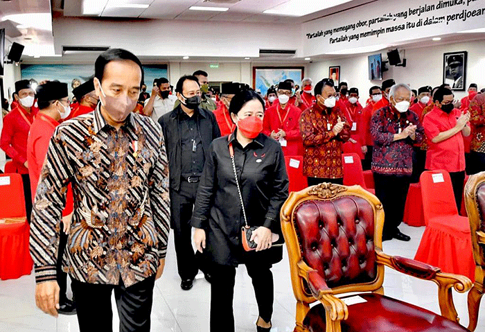 Presiden Jokowi memotong tumpeng saat menghadiri Rakernas II PDI Perjuangan bertema Desa Kuat, Indonesia Maju & Berdaulat di Jakarta, Selasa (21/6/2022).