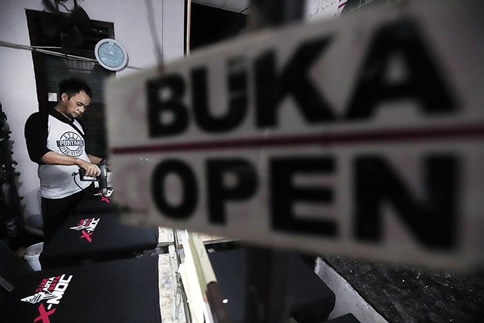 Warga sedang menyablon kaos di salah satu UMKM sablon di kawasan Pondok Gede, Kota Bekasi, Jawa Barat.