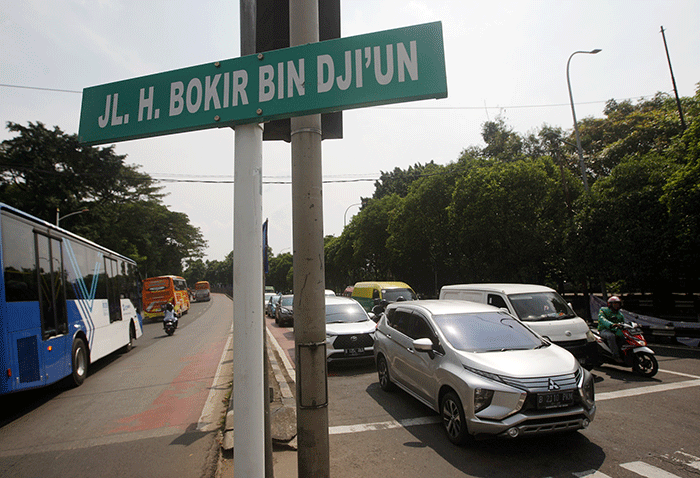 Pengendara sepeda motor melintasi Jalan Entong Gendut di Condet, Jakarta Timur, Selasa (21/6/2022).