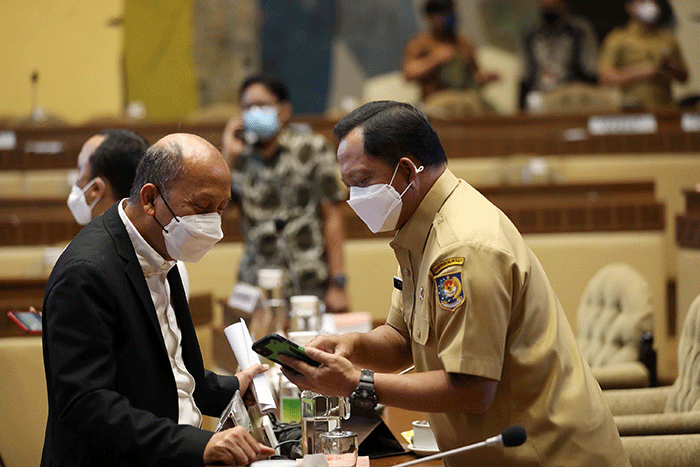 Menteri Dalam Negeri Tito Karnavian membacakan laporan pemerintah kepada Komisi II saat rapat kerja di Kompleks Parlemen MPR/DPR-DPD. Senayan, Jakarta.