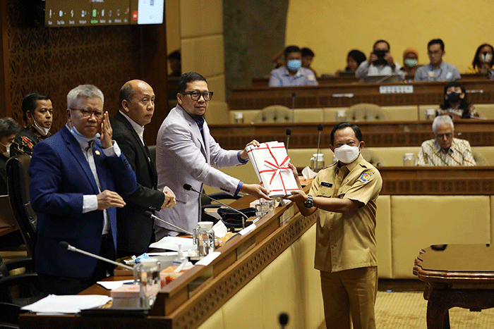 Menteri Dalam Negeri Tito Karnavian membacakan laporan pemerintah kepada Komisi II saat rapat kerja di Kompleks Parlemen MPR/DPR-DPD. Senayan, Jakarta.